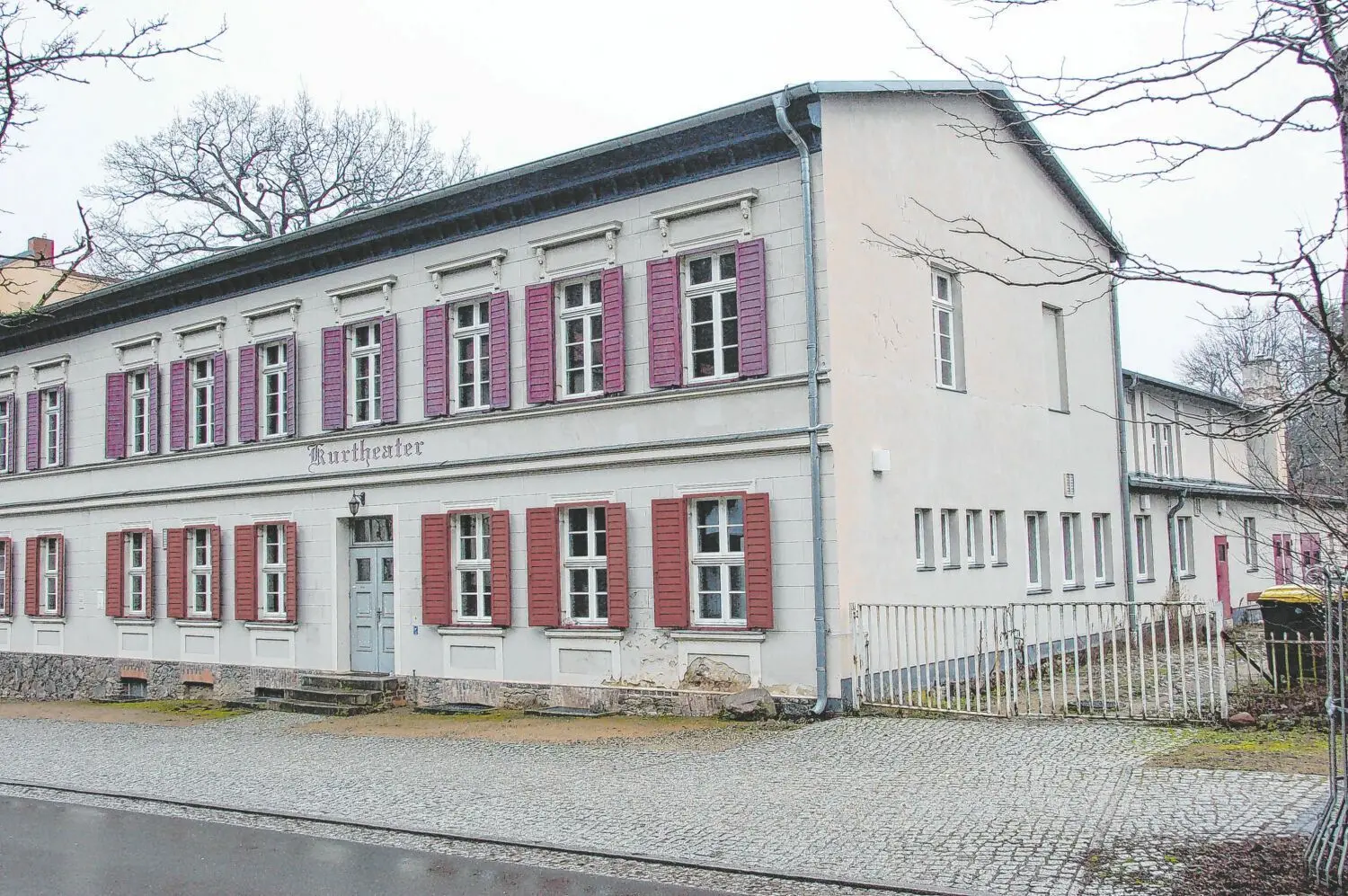 Steht leer: Das Kurtheater in Bad Freienwalde mit Saalanbau. Die Stadt unternimmt einen neuen Vorstoß zur Sanierung.
