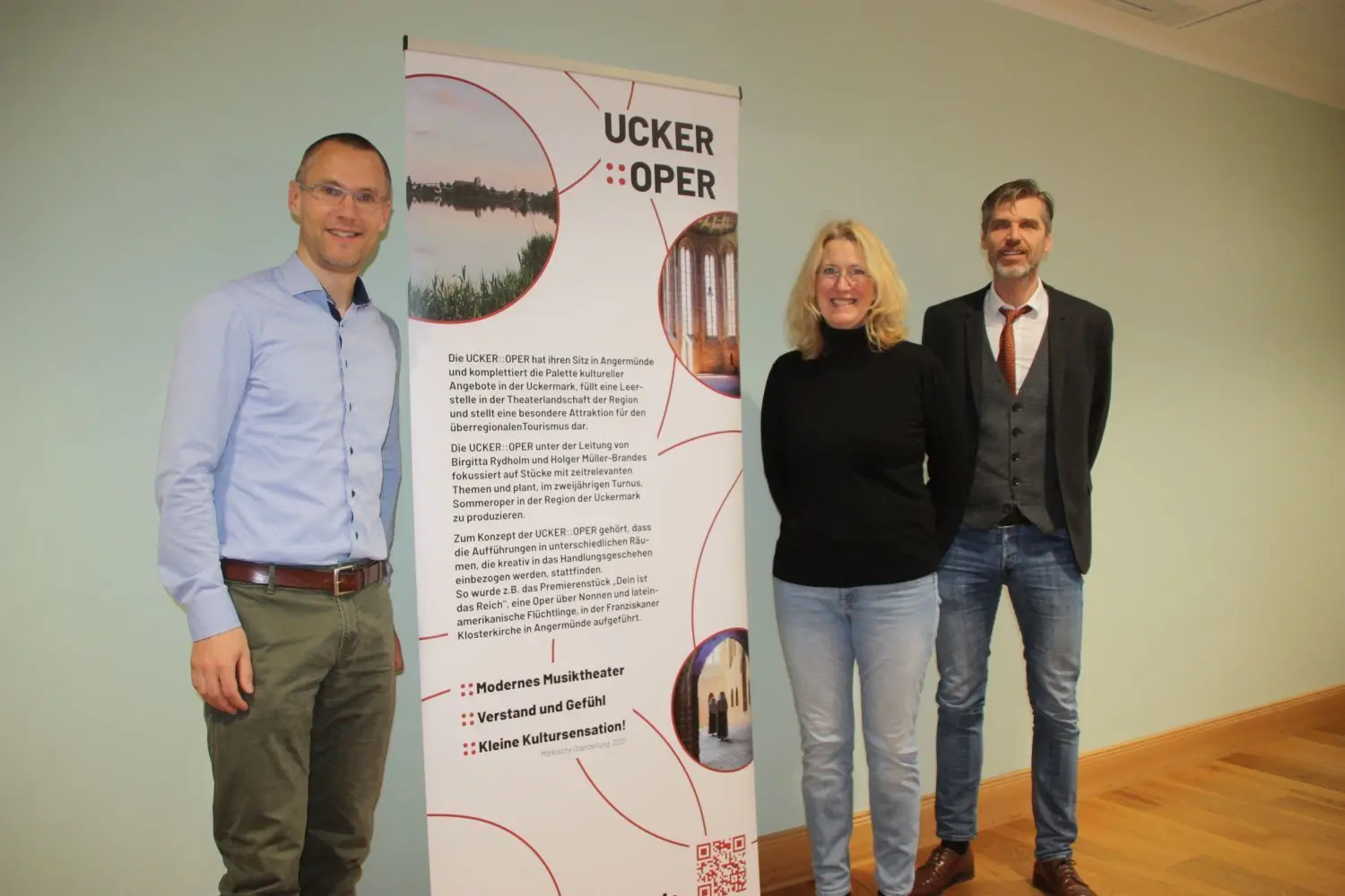 Partner: Frederik Bewer, Bürgermeistrer von Angermünde, (l) präsentiert mit Brigitta Rydholm und Holger Müller-Brandes den neuen Werbeaufsteller für die Ucker-Oper Angermünde, den die Stadt anfertigen ließ.