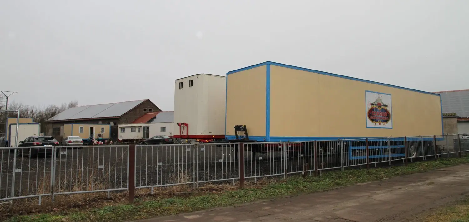 Genügend Platz für die vielen Anhänger: Circus Sensationell macht Winterpause in Dolgelin.