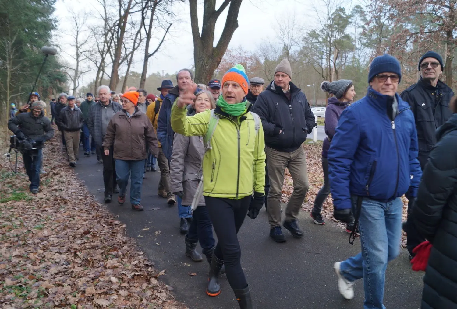 Waldspaziergang gegen die Tesla-Ansiedlung: Rund 80 Teilnehmer folgten dem Aufruf der Initiatoren um Frank Gersdorf (vorn, gelbe Jacke).
