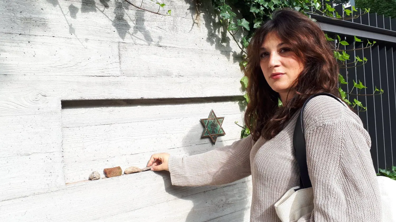 Linda Rachel Sabiers vor dem jüdischen Friedhof im Scheunenviertel von Berlin.