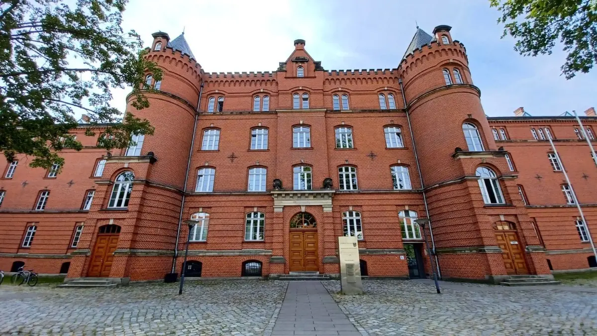 Vor dem Landgericht Neuruppin muss sich ab Freitag eine Frau verantworten, die in Schwedt an Überfällen auf Senioren beteiligt gewesen ist.
Landgericht Neuruppin, Gericht, Gebäude von außen, eines von vier Landgerichten in Brandenburg, Foto vom 26.07.2023 von Marco Winkler