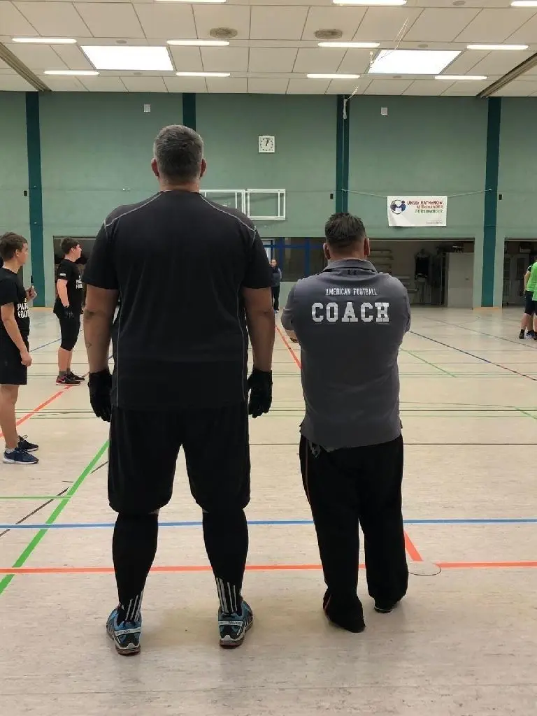 Größe und Körperfülle der Spieler  können in einem American-Football-Team nicht abwechslungsreich genug sein. Hier stehen Nachwuchs-Coach Ronny Kraatz (re.)  und Alexander Schöck an der Linie.