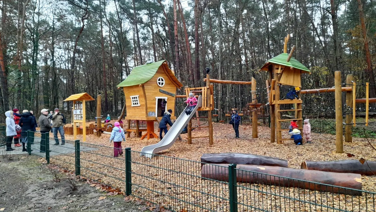 Wurde am Nikolaustag eröffnet: Der neue Waldspielplatz in Wandlitz.
