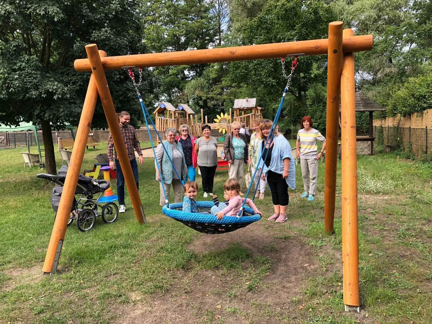 Die Schaukel, die Nutzer, die Spender: Sinja (2,5), Jona (1,5) und Frieda (4, v.l.), Frauen vom Verein, links Robert Knobloch von der Gemeindeverwaltung, rechts vorn Hofchefin Margret Huth