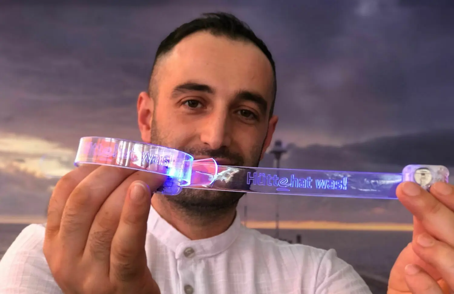 Enzo Abbiati zeigt das Stadtfest-Souvenir für 2022. Dieses ist an mehreren Verkaufsstellen zu bekommen.
