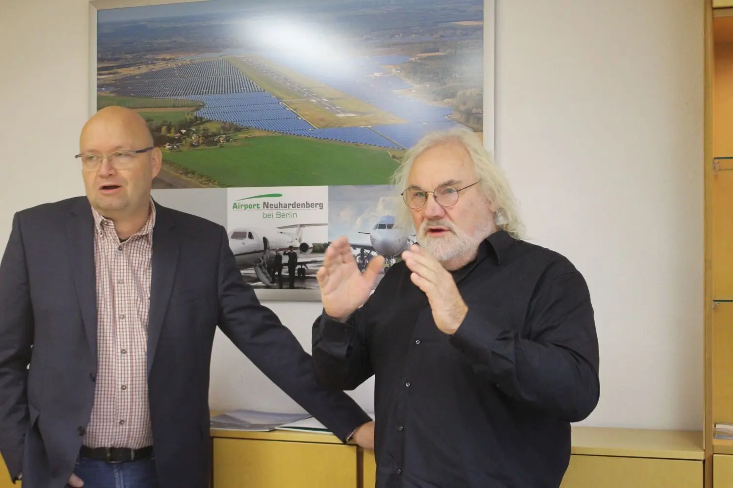 Vernetzung in der Region: Neuhardenbergs Flugplatz-Geschäftsführer  Uwe Hädicke (l) und Weltumsegler Frank Ladewig  haben eine Zusammenarbeit vereinbart. Vor allem die junge Generation  werde davon  profitieren, ist Uwe Hädicke überzeugt.