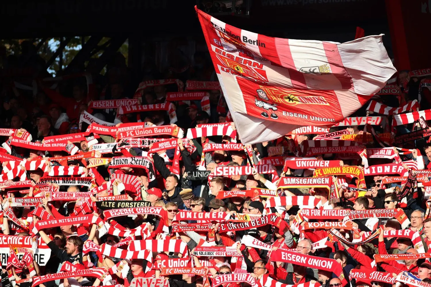 Fans von Union Berlin auf der Tribüne.