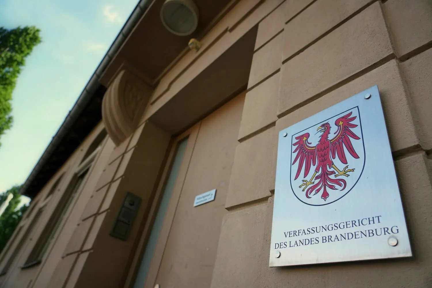 Das Landeswappen mit dem rotem Adler hängt neben dem Eingang zum Brandenburger Verfassungsgericht. Jetzt gibt es einen Vorschlag für die Nachfolge von Andreas Dresen. (Symbolbild)