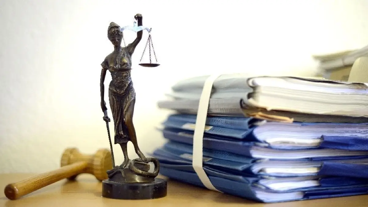 Das Verfahren wegen verendeter Schafe im Wriezener Ortsteil Frankenfelde soll vor Gericht neu aufgerollt werden. (Symbolfoto)
ARCHIV - ILLUSTRATION - Eine modellhafte Nachbildung der Justitia steht am 15.07.2014 im Raum eines Richters des Landgerichts Duisburg (Nordrhein-Westfalen) neben einem Holzhammer und einem Aktenstapel. Im Landgericht Bochum sollen Richter nun das Urteil gegen zwei Männer sprechen, die einen Autoverkäufer umgebracht haben sollen. Die Staatsanwaltschaft hatte für sie lebenslange Haft beantragt. (zu dpa vom 09.01.2018) Foto: Volker Hartmann/dpa +++(c) dpa - Bildfunk+++ | Verwendung weltweit