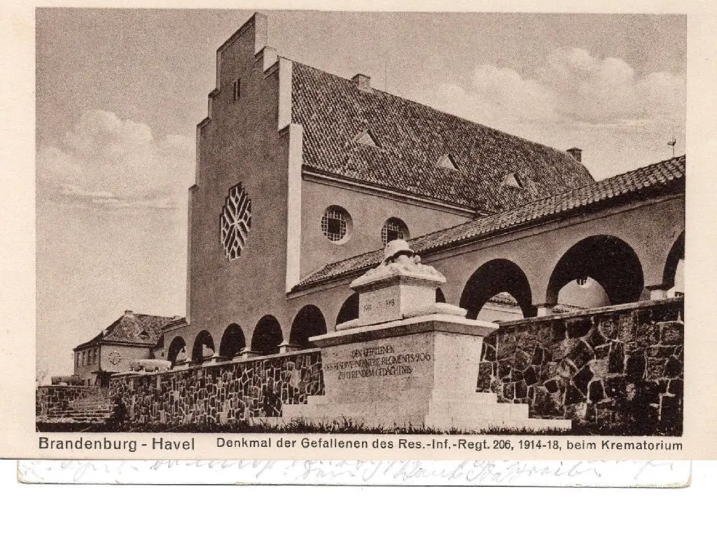 Das Krematorium mit dem Kriegerdenkmal, das laut Brandenburger Stadtführer aus dem Jahr 1926 "von den Brandenburger Bildhauern Steinbrückner und Baumeister aus fränkischem Naturmuschelkalk" geschaffen worden ist – und kaum 50 Jahre stand.