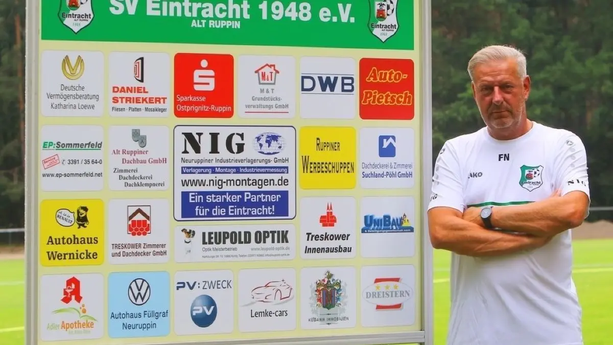 Frank Neumann, der Sportlicher Leiter beim SV Eintracht Alt Ruppin.
Fußball Landesliga Eintracht Alt Ruppin
Frank Neumann, Sportlicher Leiter, Stadionsprecher