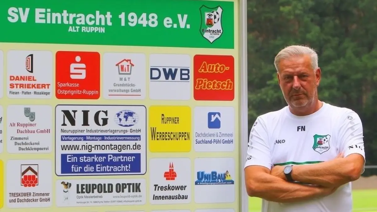 Frank Neumann, der Sportlicher Leiter beim SV Eintracht Alt Ruppin.
Fußball Landesliga Eintracht Alt Ruppin
Frank Neumann, Sportlicher Leiter, Stadionsprecher