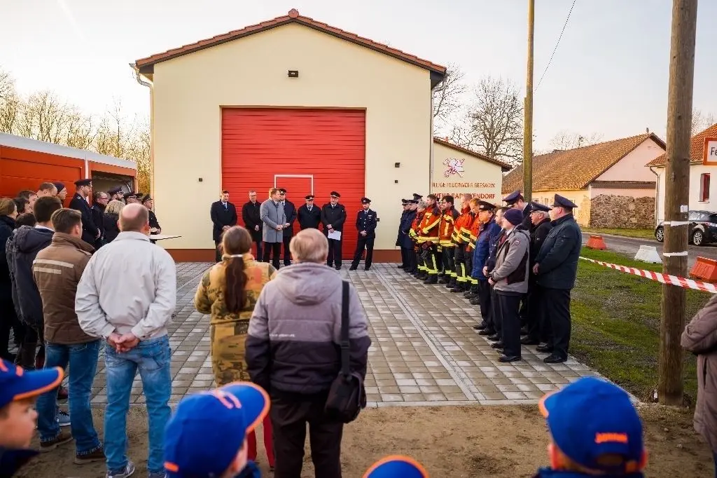 Trotz Kälte und frischem Wind sind zahlreiche Gäste zur feierlichen Einweihung des neuen Gerätehauses im Beeskower Ortsteil Radinkendorf gekommen und nutzen zugleich die Möglichkeit sich dort umzusehen.