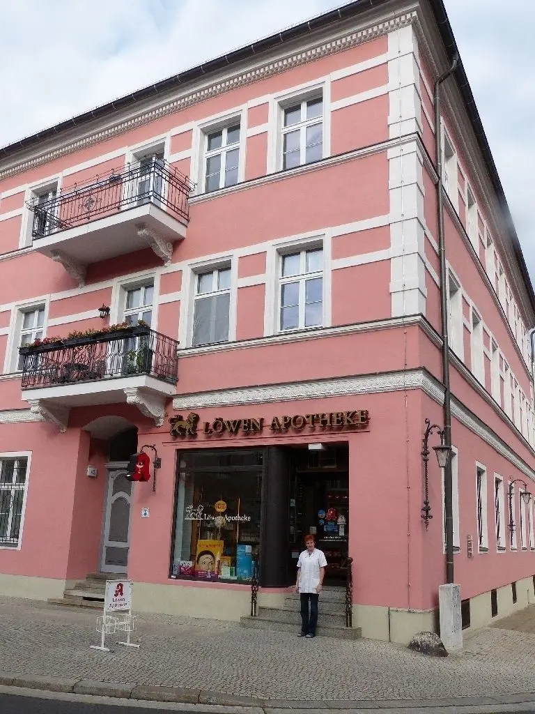 Ein Streifzug durch die Zeit – Die Löwen–Apotheke in Frankfurt im Wandel der Zeit 1928, 1986 und 2019. Das Haus befindet sich in der Großen Oderstraße 42. Fotos: Jörg Kotterba/ Sammlung  (2)