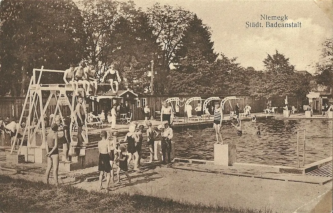 Die historische Ansicht des Niemegker Freibades wurde zwei Jahre nach Eröffnung desselben mit der Post befördert.