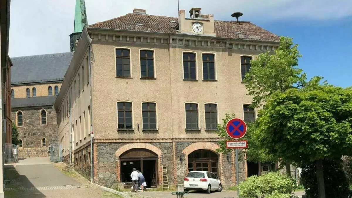 Ehemaliger Amtssitz im Rathaus: Seit 2015 gibt es in Oderberg keine Außenstelle der Amtsverwaltung mehr.
Bald zurück in kommunaler Hand? Das Rathaus Oderberg harrt seiner Zukunft. Die Immobilie ist noch in privater Hand.