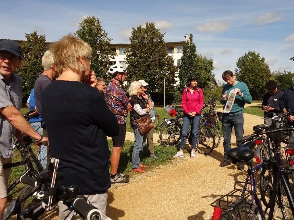 Eine andere Möglichkeit auf den Spuren der Geschichte zu wandeln: Die "Stolperstein-Vorbereitungsgruppe" bietet regelmäßig historische Fahrradtouren an. Für September ist eine Tour durch Seegefeld geplant.
