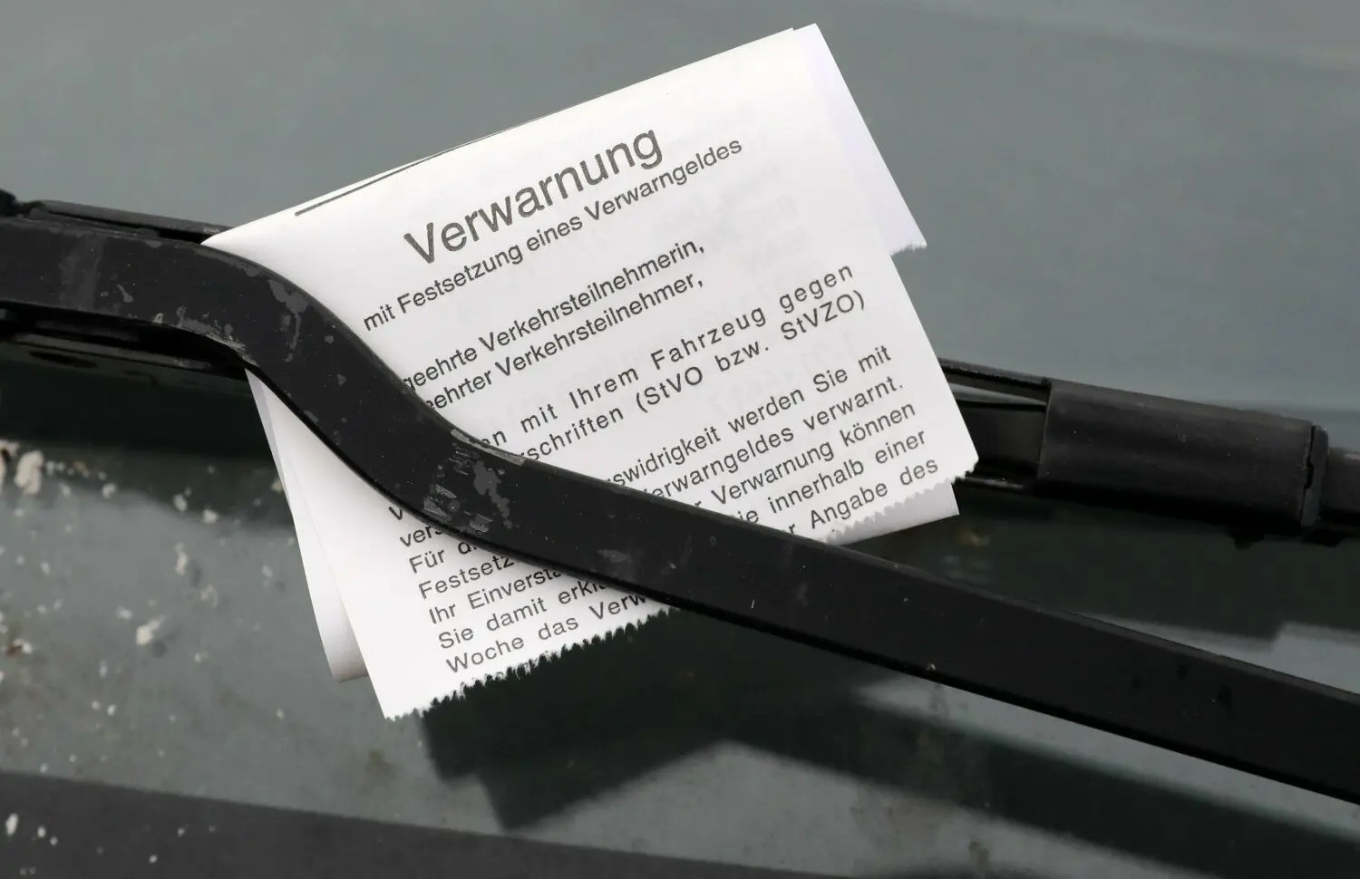 Ein "Knöllchen" für einen Falschparker ist unter dessen Scheibenwischer geklemmt. Die Ordnungsämter wollen im bevorstehenden Sommer durchgreifen.