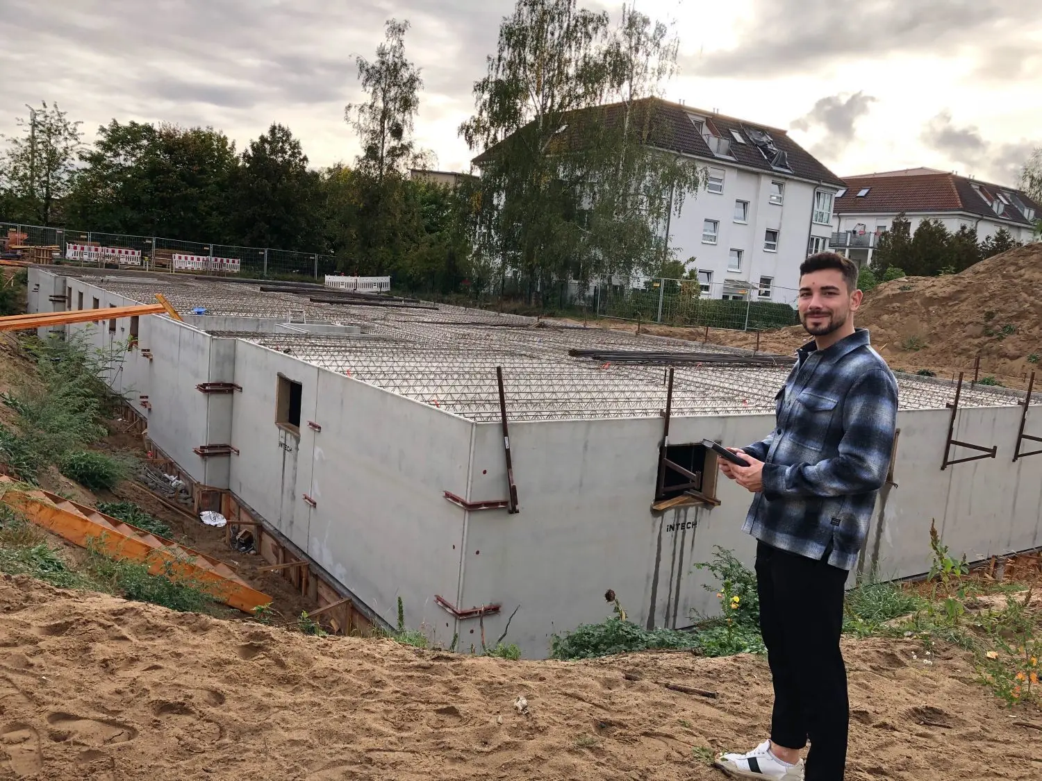 Alles im Zeiplan: Ludwig Melerowitz, Prokurist der intech Projektentwicklungsgesellschaft mbH,auf der Baustelle Mittelfeldring 2 und 7 in Strausberg.