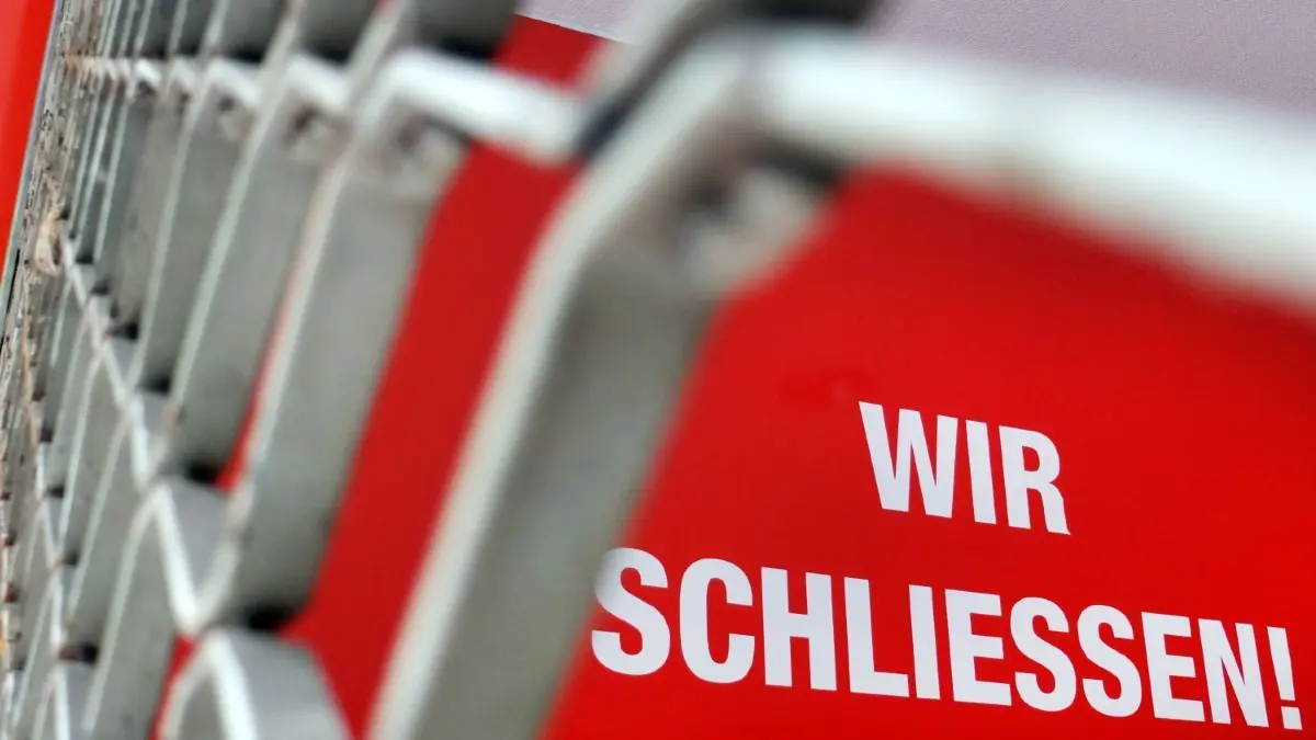 Niemand weiß, welche wirtschaftlichen Folgen Corona hat: Entgegen bisheriger Erwartungen ist die Zahl der Insolvenzen in den Kreisen Uckermark und Barnim aktuelle nicht gestiegen.
ARCHIV - 27.06.2012, Nordrhein-Westfalen, Düsseldorf: ILLUSTRATION - Der Schriftzug "Wir Schliessen" steht hinter einem Rollgitter an einem geschlossenen Geschäft in Düsseldorf. Nach Schätzungen der Wirtschaftsauskunftei Creditreform haben im ersten Halbjahr weniger Unternehmen in Mecklenburg-Vorpommern Insolvenz angemeldet. (zu dpa " Weniger Firmeninsolvenzen in MV im ersten Halbjahr") Foto: picture alliance / dpa +++ dpa-Bildfunk +++ | Verwendung weltweit