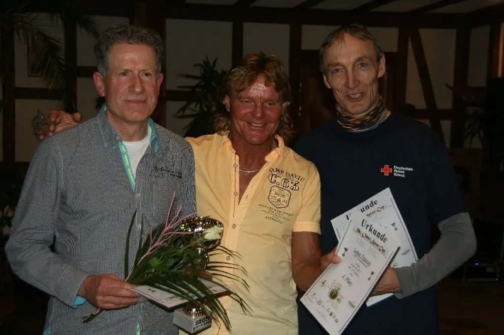 Gewinnt zum sechsten Mal in Folge: M-55-Sieger Andreas Müller (links), Lothar Trojansky (Vierter) und Organisationsleiter Dietmar Kraft (7./von links)