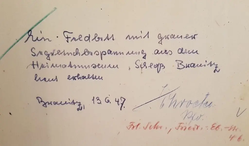 Bis heute erhalten geblieben: Nach Kriegsende bekommen Flüchtlinge Möbel aus dem Schloss und müssen dies auf Zetteln quittieren. Dieser für ein Feldbett ausgestellte Leihschein von 1947 wird in der Ausstellung gezeigt.