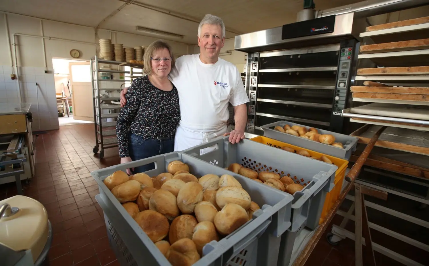 Eingespieltes Team: Hans-Jürgen und Ilona Flach stehen hinter den letzten Brötchen, die in der Backstube in Niederfinow entstanden sind. Nun ist der Ofen aus.