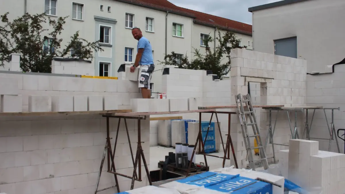 Hortanbau in der Seelower Erich-Weinert-Straße: Martin Giering, Chef der Manschnower Baufirma, hat bei der anhaltenden Materialknappheit vorgesorgt, so dass es zu keinen Verzögerungen kommen wird. Die Firma hatte bereits den ersten Anbau gebaut und den Altbau saniert.
Seelow