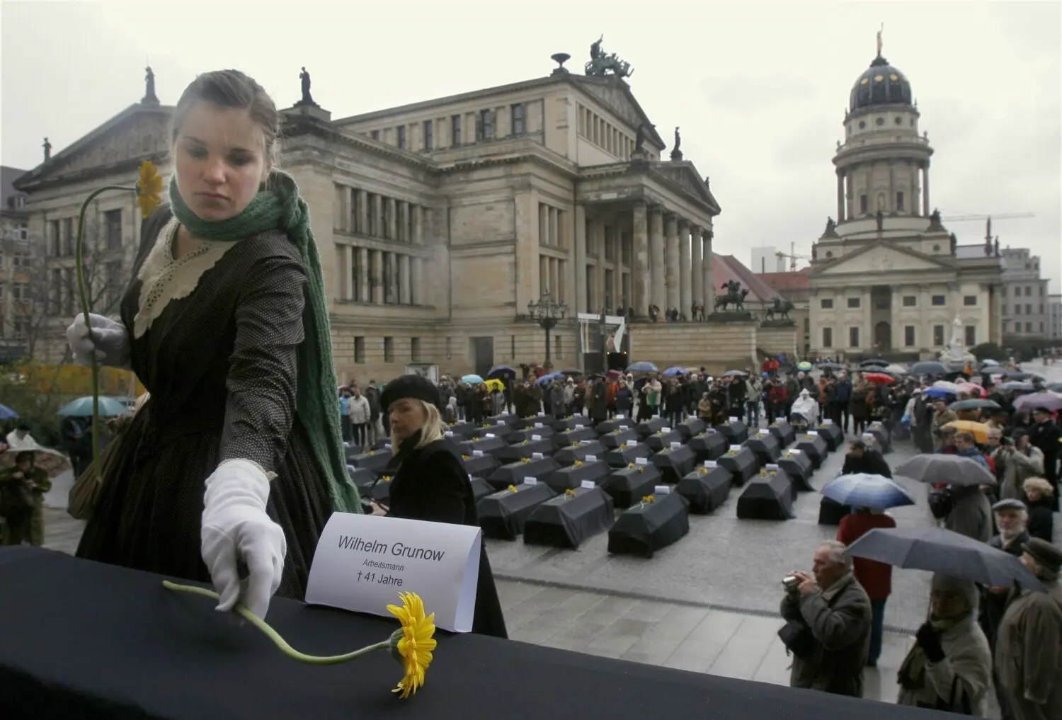 Gedenken an eine gescheiterte Revolution: Im März 2008 wurden die Berliner Todesopfer der demokratischen Erhebung von 1848, die „Märzgefallenen“, auf dem Gendarmenmarkt in Berlin-Mitte symbolisch aufgebahrt.