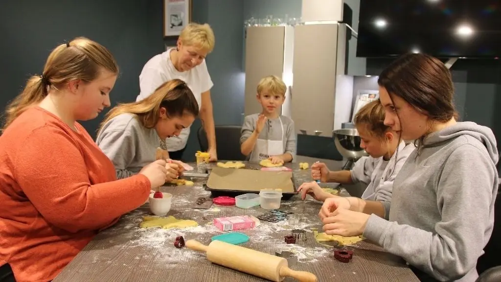 Mit Feuereifer waren die Kinder und Jugendlichen der Dallgower Feuerwehr beim Plätzchen backen dabei.