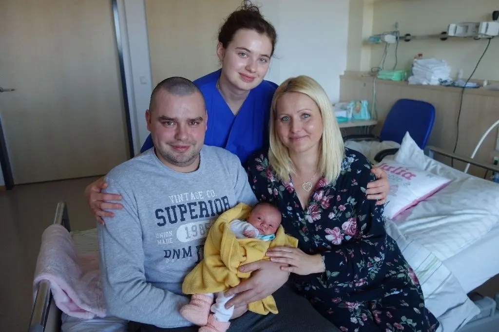 Einfach glücklich: Stolz zeigen Anna und Mateusz Godyn aus Schwedt ihre Tochter Julia, die am 7. Januar im Asklepios Klinikum Uckermark zur Welt kam. Hebamme Agata Szczurowska hat die Arme um die Eltern gelegt.