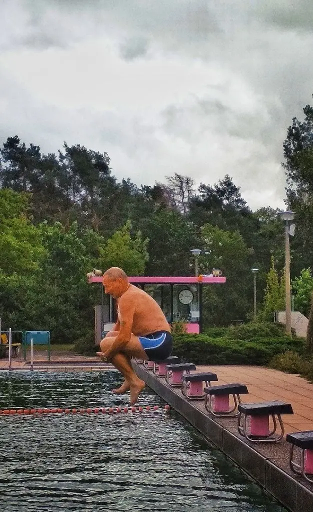 Der Sprung ins kühle Nass macht im Naturbad Premnitz besonders Spaß. Ein spezielles Verfahren sorgt für kristallklares Wasser.
