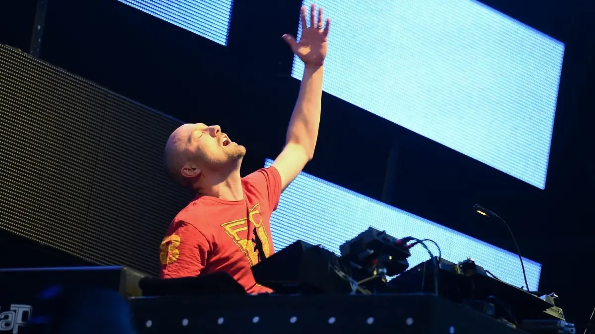 Dürfte am 23. Juli nicht nur Dance-Fans in die Parkbühne Wuhlheide locken: DJ Paul Kalkbrenner.
Paul Kalkbrenner legt am 10.09.2016 auf dem Musikfestival Lollapalooza in Berlin auf. Foto: Britta Pedersen/dpa ++ +++ dpa-Bildfunk +++