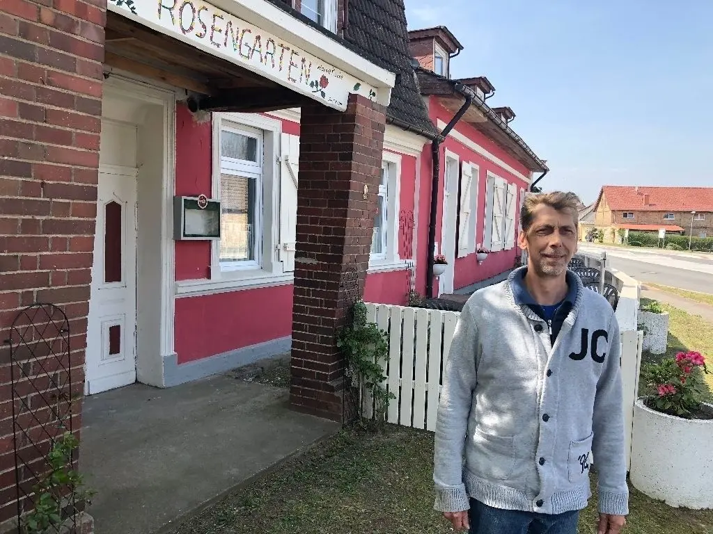 Wachgeküsst: In bunten Lettern ist über dem Eingang der Name des Griebener Gasthofes zu sehen. Wirt Thomas Kaiser freut sich schon darauf, Gäste empfangen zu können.