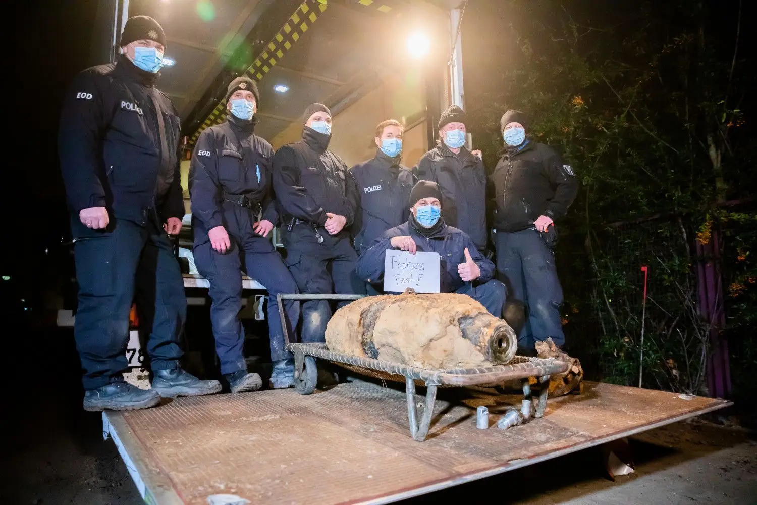 Beamte des Kampfmittelräumdienstes der Berliner Polizei stehen nach der Entschärfung einer Bombe aus dem Zweiten Weltkrieg auf dem Gelände des Jüdischen Krankenhauses mit der Bombe auf einem LKW.