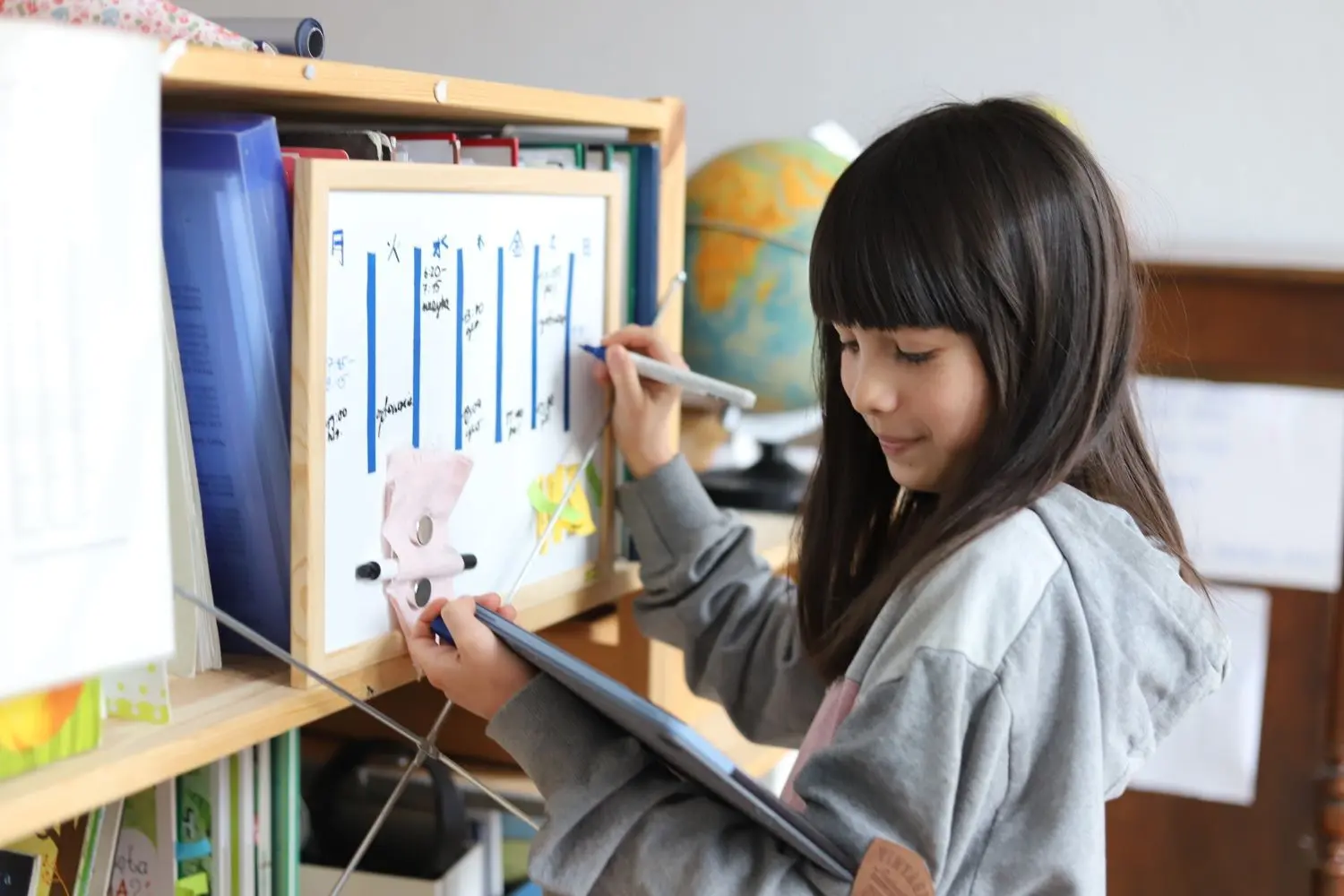 Mila, ihr schlanker Stundenplan und ihr Tablet. Sieben bis acht Online-Meetings hat die Elfjährige pro Woche in ihrer virtuellen Schule. Und Zeit für ihr geliebtes Hobby: Ballett