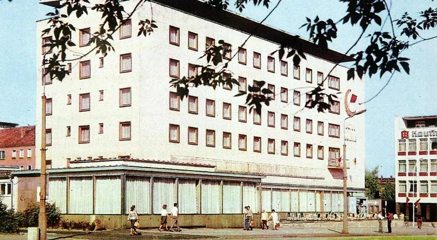 Das Hotel Lunik in Eisenhüttenstadt als Postkarten-Motiv. So haben es viele in Erinnerung.