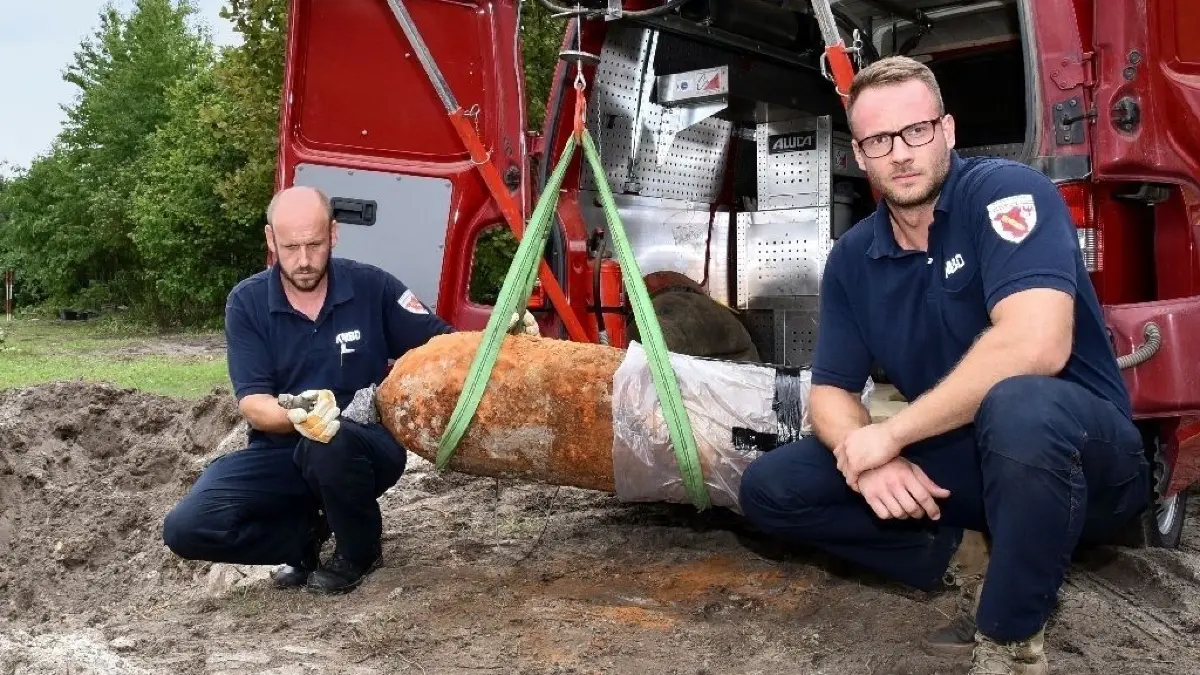 Bombenentschärfung im Team: Der Truppführer vom Zentraldienst des Kampfmittelbeseitigungsdienstes der Polizei, Matthias Metke (l), und Mitarbeiter Peer Bärsch vor der entschärften russischen Sprengbombe.
LIndendorf OT Dolgelin Bombenentschärfung
Foto: Bombenentschärfung im Doppelpack. Truppführer von MOL und FFo vom Zentraldienst der Polizei - und Kampfmittelbeseitigungsdienst Matthias Metke und Mitarbeiter Peer Bärsch v.l. vor der entschärften russischen Sprengbombe Kal. 250 - Kilo. Truppführer Metke beguckt sich den entfernten Zünder.