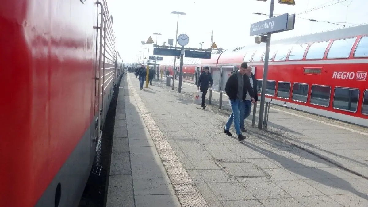 Störung: Die Fahrtzeit verlängerte sich durch die Umleitung der Züge um mindestens 15 Minuten.
Regionalexpress RE5 Bahn bahnhof Oranienburg zu ersatzverkehr sperrung ausfall abfahrt grote 170315