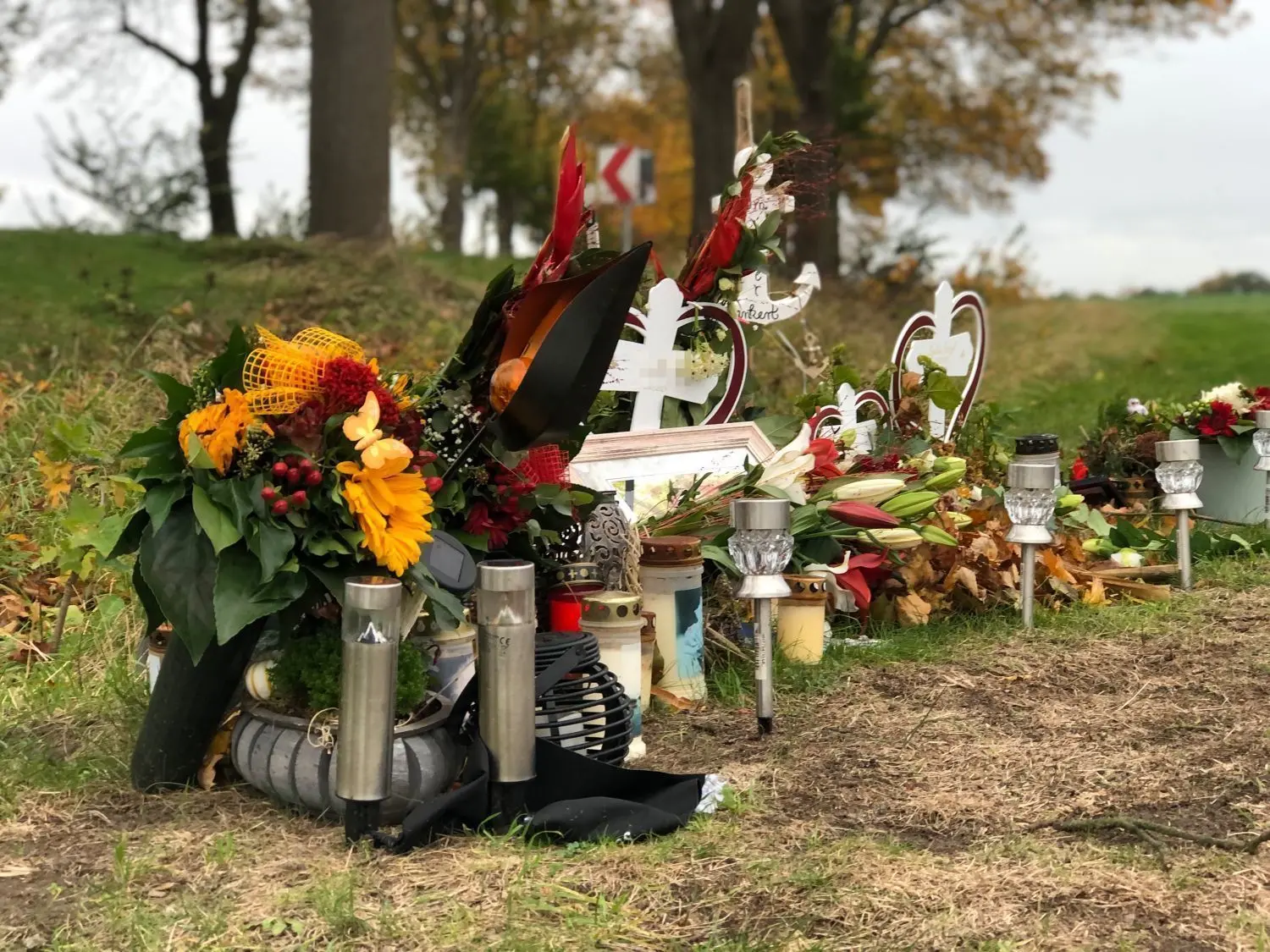 Kerzen, Blumen, Bilder und Kreuze erinnern an der B96a zwischen Schönfließ und Schildow an den Unfall, bei dem am 10. Juli 2021 zwei Frauen starben. Eine der Frauen war schwanger. Das Baby konnte nicht gerettet werden.