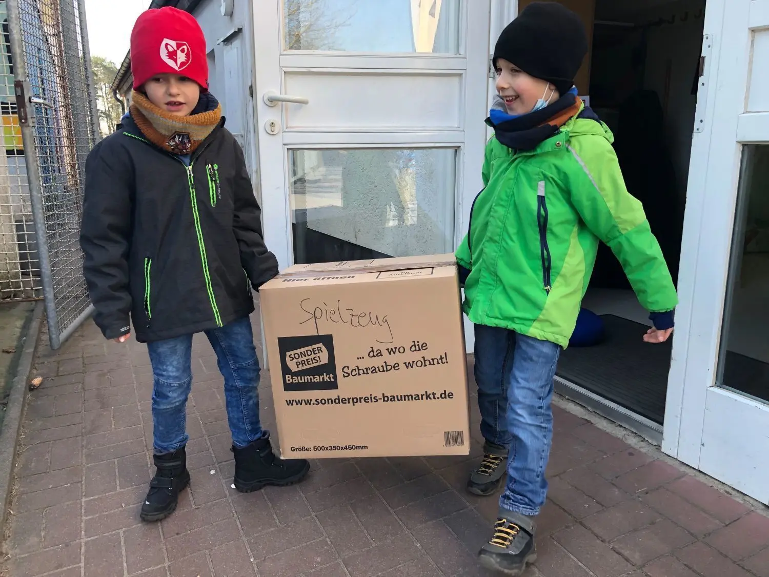 Auch eine Kiste mit Spielzeug fährt von Löwenberger Libertasschule in die Krisenregion.