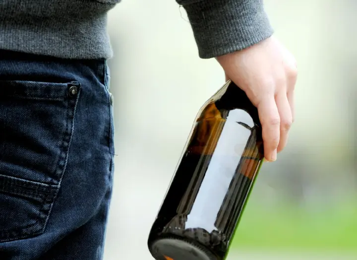 Mann schlägt Mädchen (11) mit Bierflasche