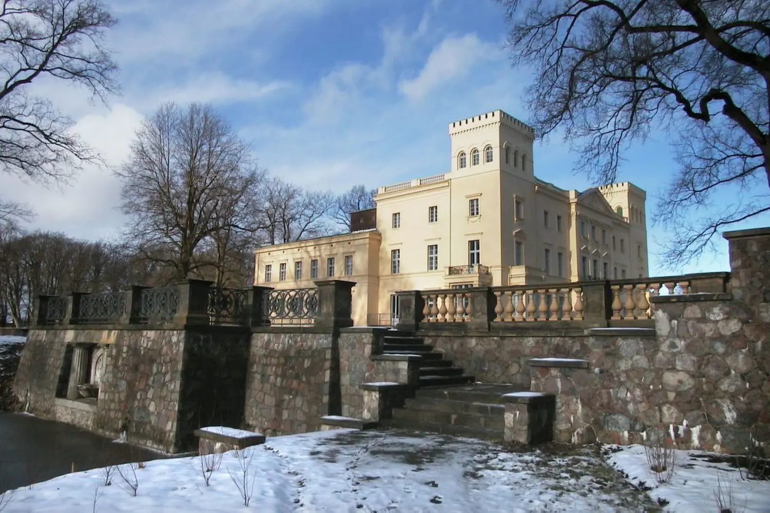 Traumhafte Kulisse: Das Schloss Steinhöfel wurde verkauft. Auch für denkmalgeschützten Park hat der neue Besitzer klare Vorstellungen. Das hat die Jury überzeugt.