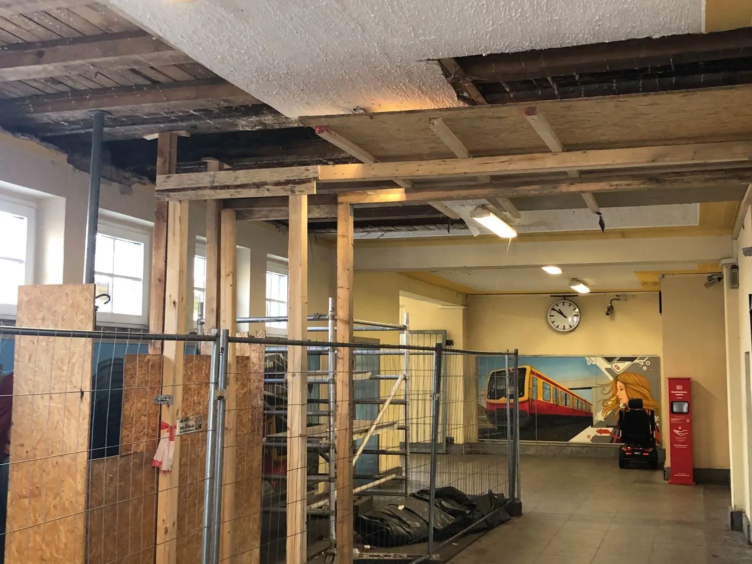 Dauerbaustelle: Seit Wochen ist die Decke im Durchgangsbereich des Empfangsgebäudes am Bahnhof Birkenwerder eine Baustelle. Arbeiter sind allerdings selten zu sehen.
