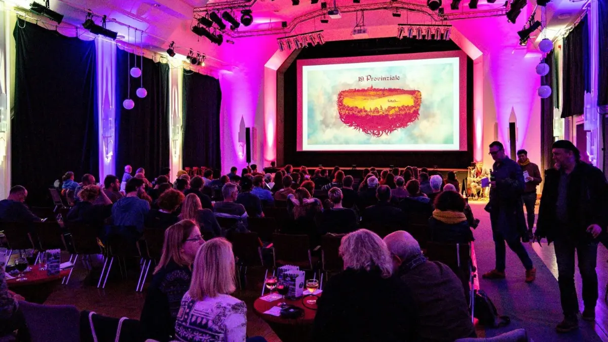Leinwandflimmern und ein Hauch Glamour: Blick in den Saal des Hauses Schwärzetal während der „Provinziale im Oktober 2022.
Haus Schwärzetal in Eberswalde, Festspielort für das 19. Filmfest