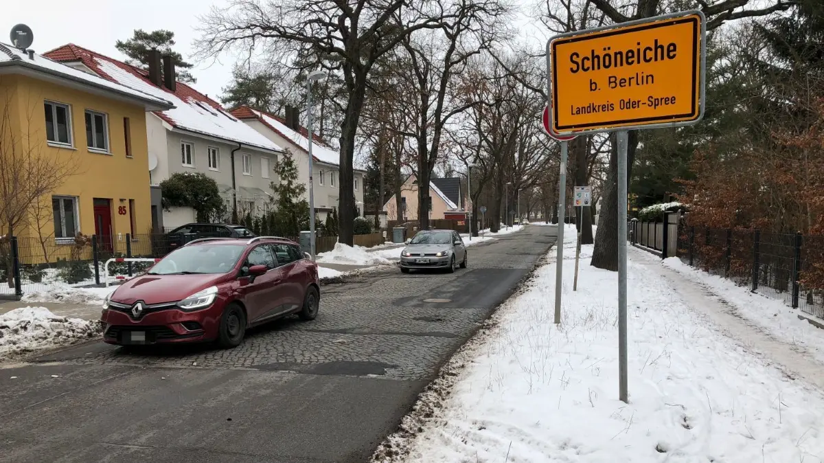 Die Rahnsdorfer Straße in Schöneiche soll saniert werden. Die Gemeinde schreibt nun die Planung aus.
Die Rahnsdorfer Straße in Schöneiche soll saniert werden. Die Gemeinde schreibt nun die Planung aus.