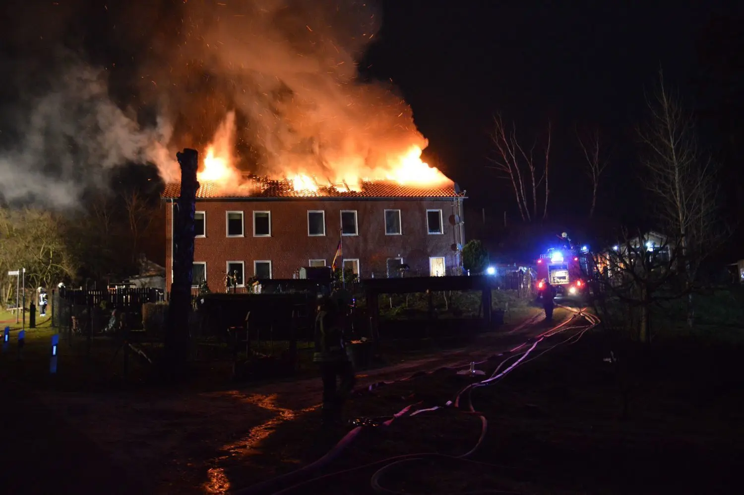 1. Januar 2021: In der Silvesternacht brennt der Dachstuhl eines Mehrfamilienhauses im Niederfinower Ortsteil Stecherschleuse.
