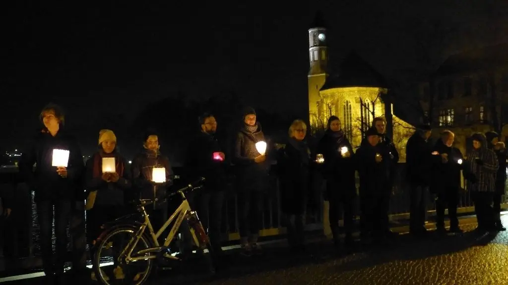 Im Gedenken an die Menschenketten, die sich am 3. Dezember 1989 in der Havelstadt bildeten, um für Frieden und Demokratie einzustehen, versammelten sich auch am 3. Dezember 2019 gut einhundert Menschen mit brennenden Kerzen.