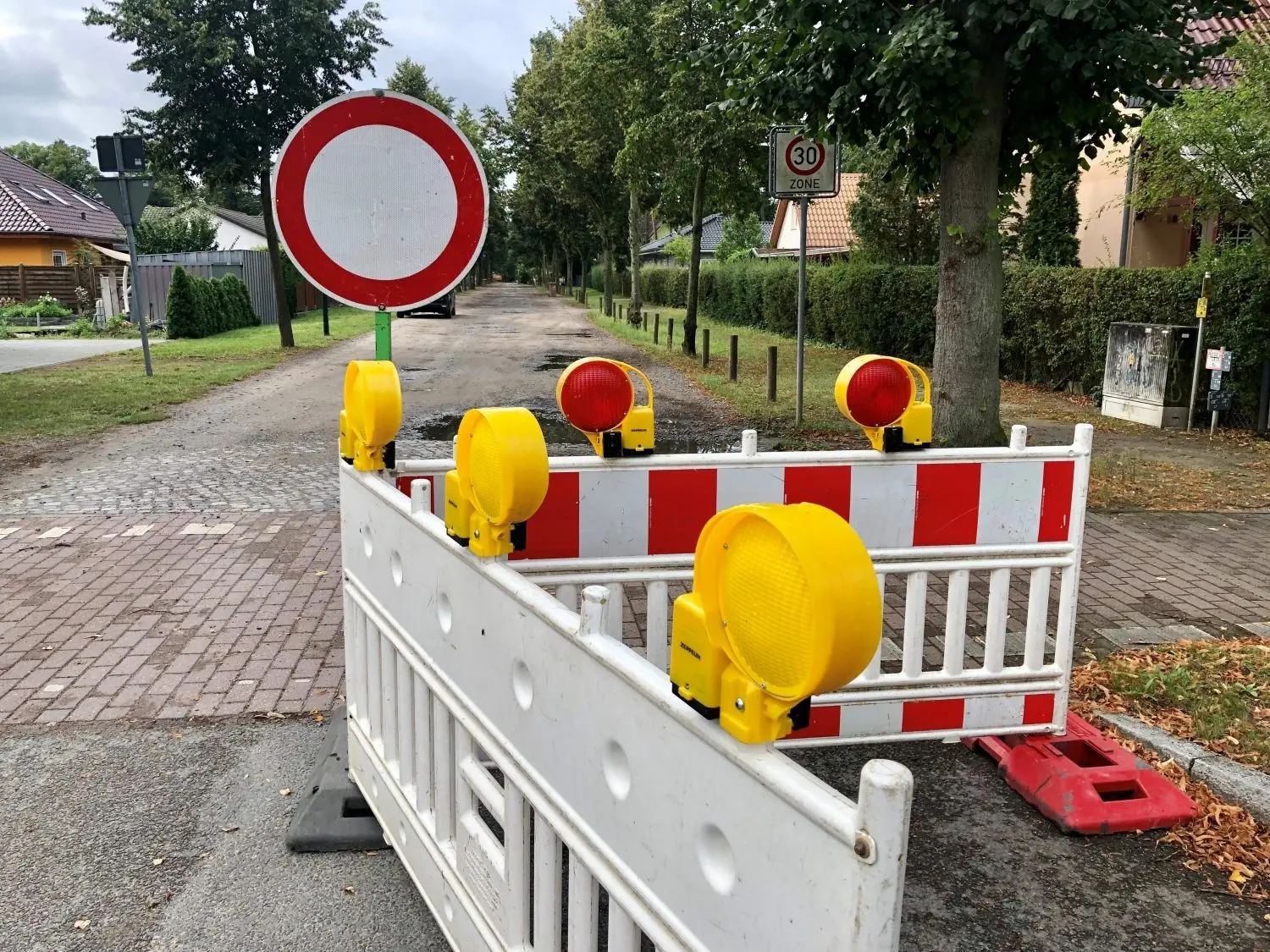 Die Karl-Marx-Straße Ende August - die Durchfahrt ist bereits verboten worden.
